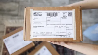 Agente de aduanas revisando documentos de exportación en Colombia