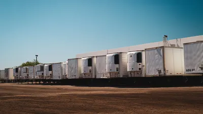 Camiones refrigerados parqueados en patio industrial para exportación de carga perecedera desde Colombia hacia Estados Unidos