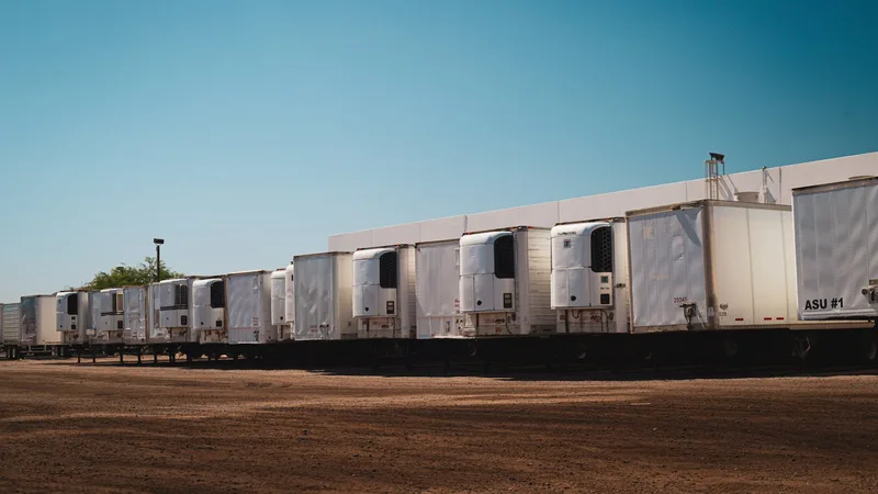Camiones refrigerados parqueados en patio industrial para exportación de carga perecedera desde Colombia hacia Estados Unidos
