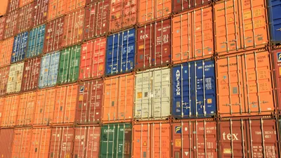 Bodega de consolidación de carga marítima con pallets listos para exportar desde Colombia a USA