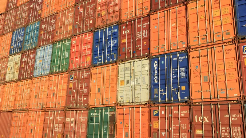 Bodega de consolidación de carga marítima con pallets listos para exportar desde Colombia a USA