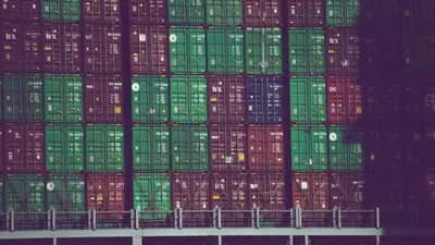 Contenedores en puerto de carga con grúas listos para consolidación LCL Colombia a Estados Unidos