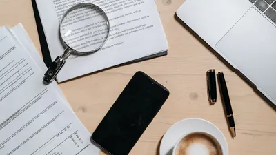 Documentos de exportación y laptop en escritorio — tramitación del DEX ante la DIAN