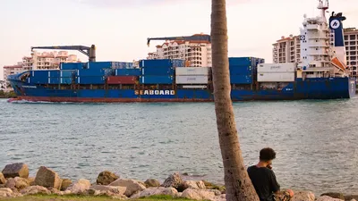 Barco de carga entrando al puerto de Miami — formal entry CBP para exportaciones de Colombia