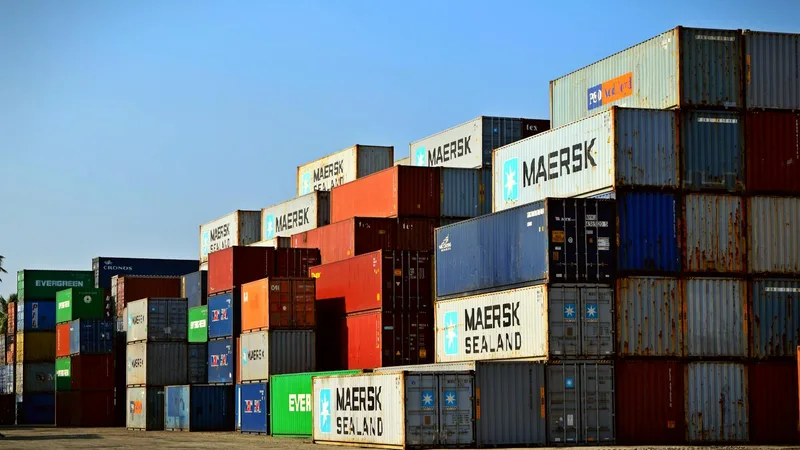 Cajas de productos colombianos empacadas para exportación marítima LCL a USA