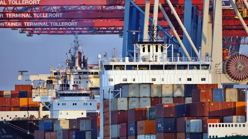 Contenedores de carga en puerto marítimo listos para consolidación LCL Colombia a USA
