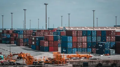 Puerto de Buenaventura con contenedores listos para exportación desde el Valle del Cauca a USA