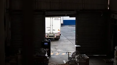 Camión de carga en zona industrial de Bogotá listo para recolectar mercancía de exportación a USA